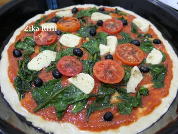 GROSSE PIZZA OU FOUGASSE BÔNOISE À LA SEMOULE AUX ÉPINARDS À L'AIL ET MOZZARELLA