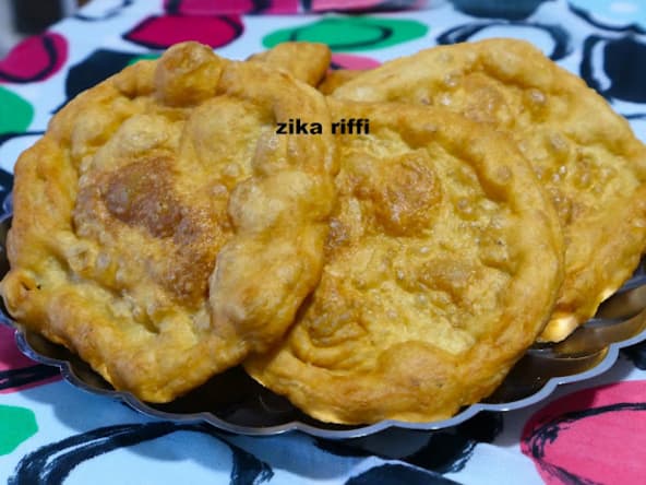 Ftayers - Beignets plats rustiques du petit déjeuner à Annaba
