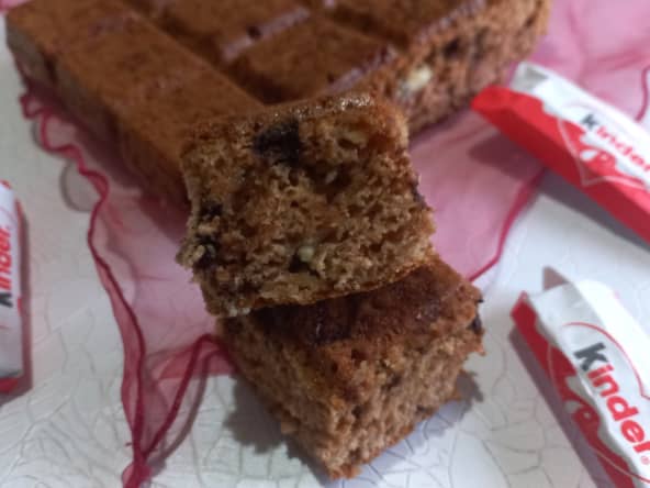 Cookie géant avec des morceaux de Kinder chocolat en bâtonnet