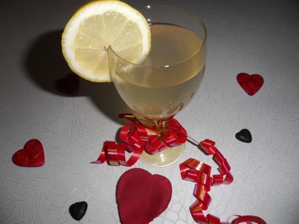 Cocktail sans alcool aphrodisiaque au gingembre et au citron à déguster bien frais