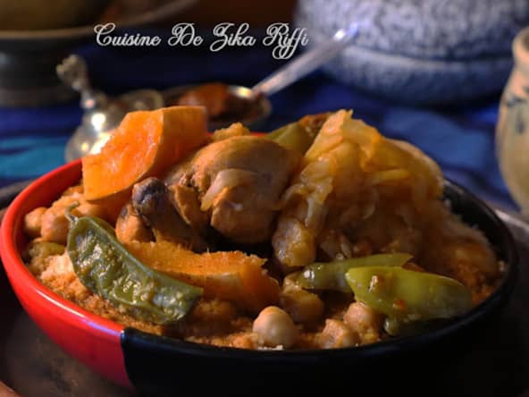 COUSCOUS ALGÉRIEN SAUCE ROUGE AU POULET FERMIER ET LÉGUMES DE SAISON