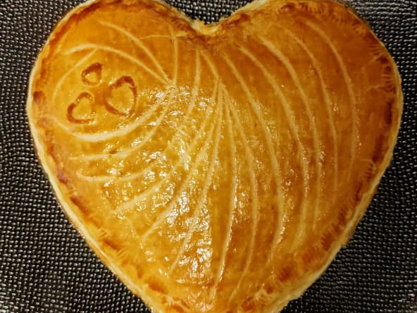 Galette des rois en forme de coeur à la crème d'amande