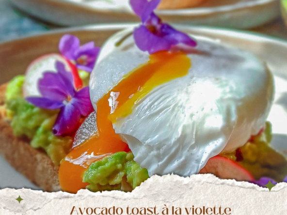Avocado toast printanier aux fleurs de violette pour brunch healthy
