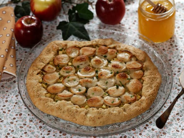 Une tarte rustique aux saveurs sucrées salées, pommes, boudin blanc et miel
