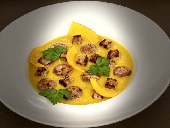 Soupe de potimarron, au chou vert et à la saucisse de Toulouse