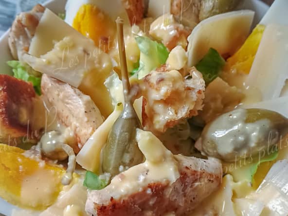 Salade composée au poulet, inspiration salade César sauce anchois parmesan
