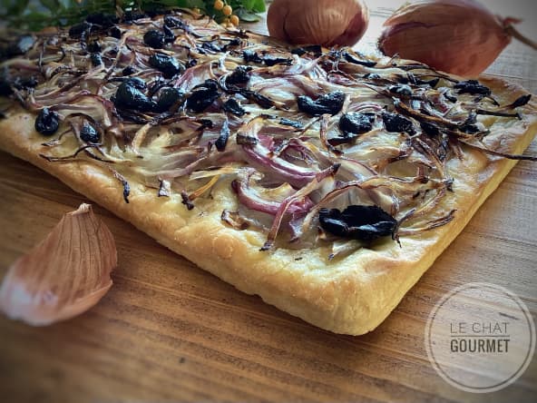 Focaccia aux oignons rouges et olives noires