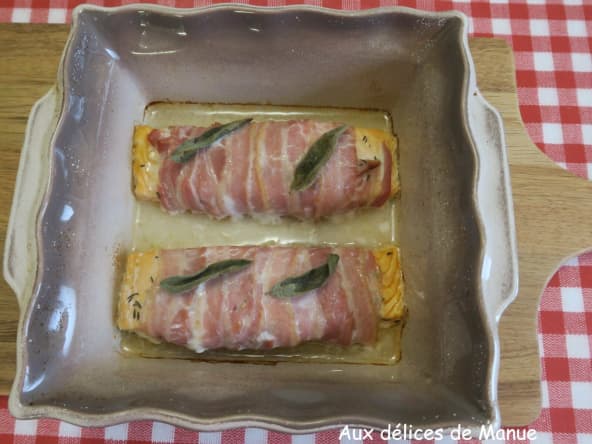 Pavés de saumon au lard et au vin blanc, cuits au four