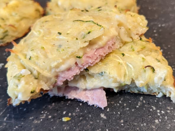 Galettes de courgettes au bacon gratinées ou en apéritif avec une salade.