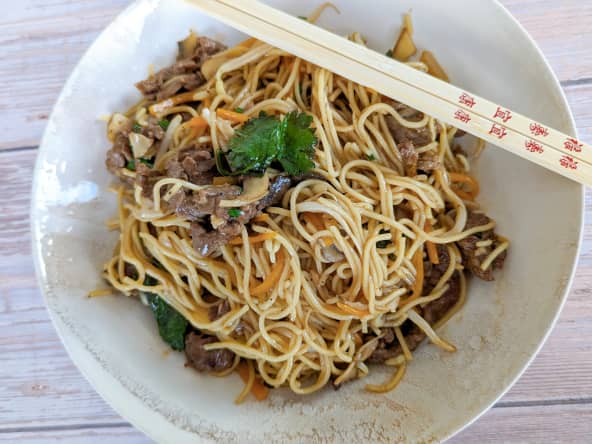 Wok de nouilles sautées au bœuf caramélisé facile