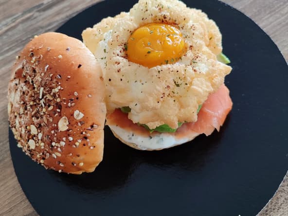 Hamburger fromage fines herbes, avocat, saumon et œuf nuage