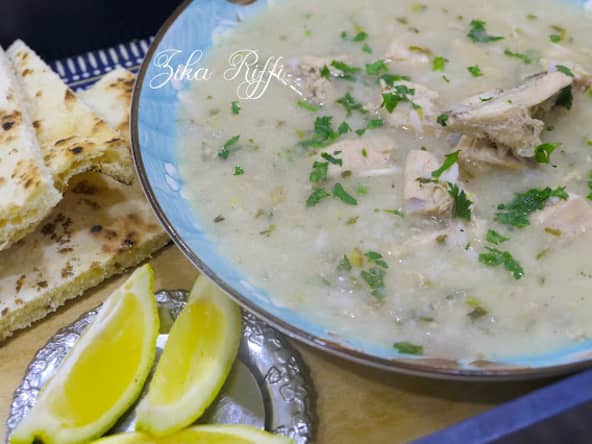  Soupe blanche traditionnelle au riz, cannelle et liée à l'œuf et jus de citron