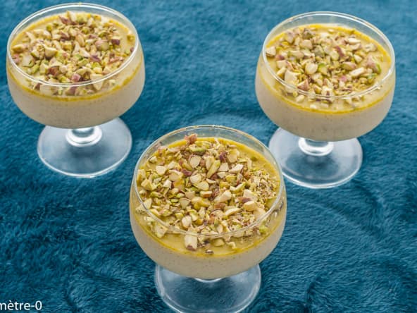 Crème aux oeufs parfumée à la pâte pistache et éclats de pistaches