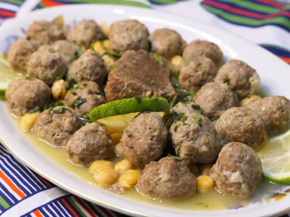 Mtewem sauce blanche, un plat algérien à base de boulettes de viande d'agneau