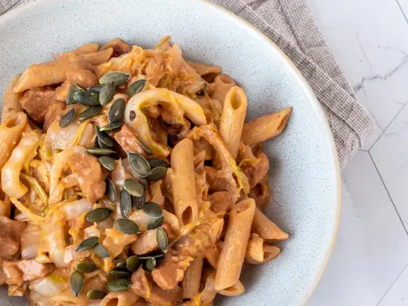Penne semi-complètes au chou-chinois et pesto rosso