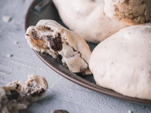 Meringues aux éclats de chocolat et aux éclats d'amandes