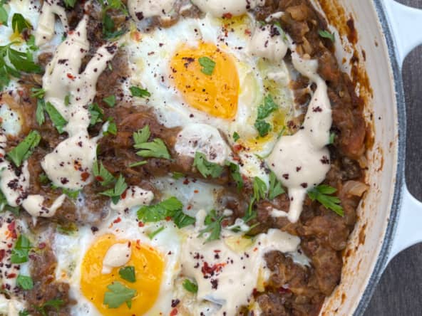 Œufs braisés, boeuf et aubergine fumée par Yotam Ottolenghi