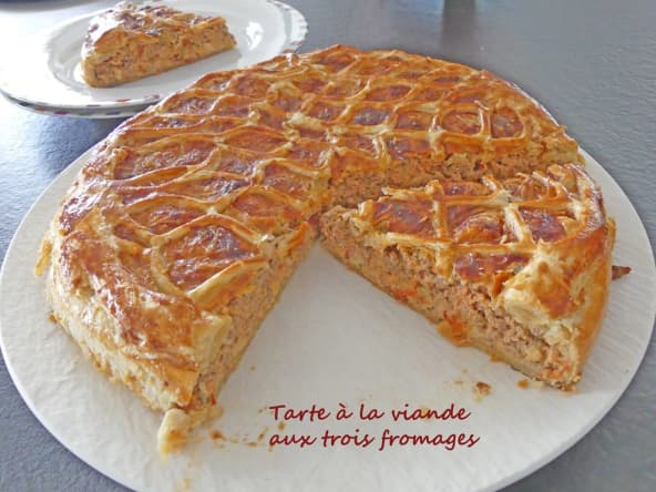 Tarte à la viande aux trois fromages comme une tourte