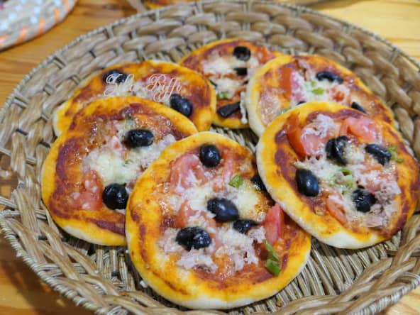 Mini pizza au thon, olives et parmesan