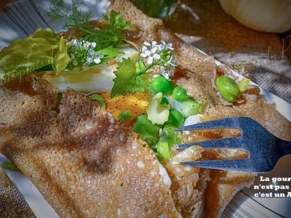 Galette de sarrasin primavera aux légumes nouveaux, poireau, cébette et fève