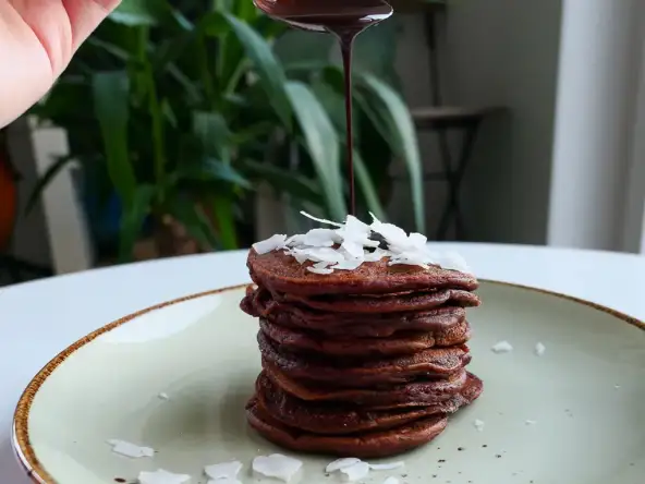 Pancakes healthy au chocolat, banane et lait de coco, un plaisir à partager