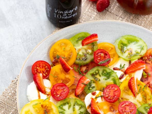 Salade estivale colorée aux tomates, mozzarella et fraises