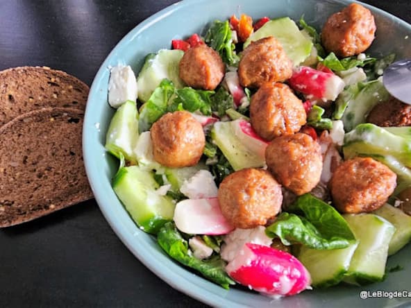 Salade composée aux épinard frais, radis, concombre, feta et boulettes