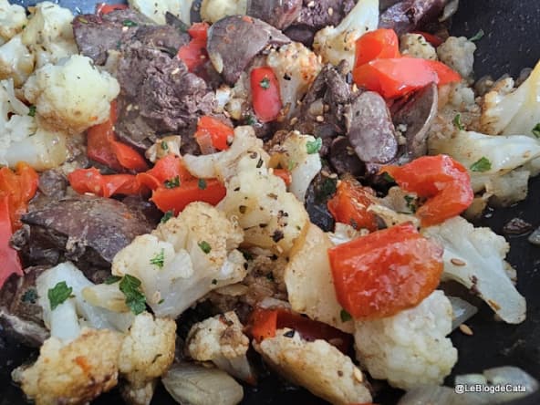 Délicieux foies de volailles sautés au chou-fleur et au poivron rouge