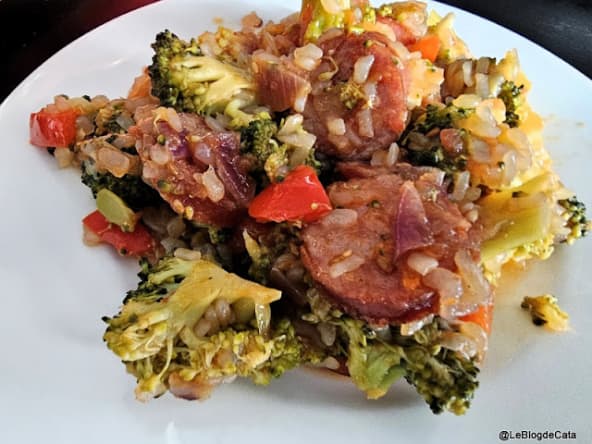 Poêlée de brocolis, saucisse fumée et riz konjac, un plat complet