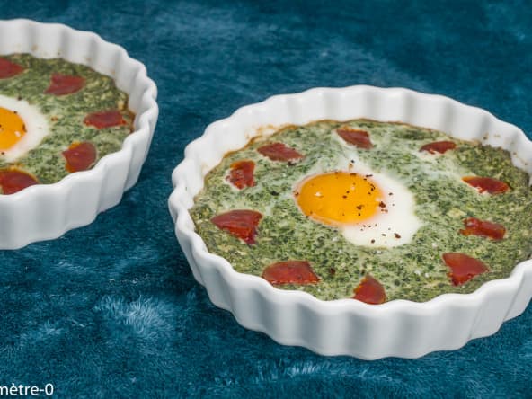 Oeufs cocotte aux orties, au roquefort et au chorizo