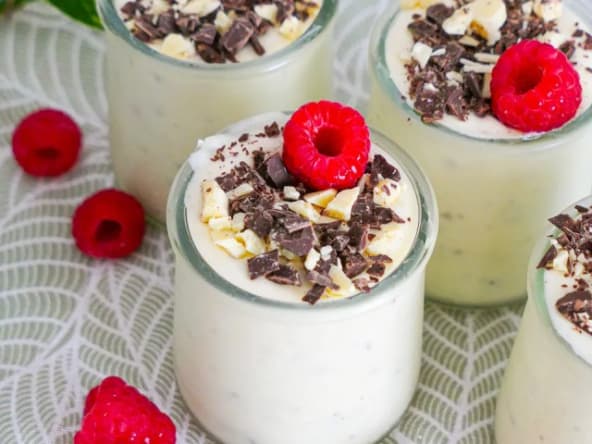 Mousse stracciatella, chocolat blanc et framboises de Cyril Lignac