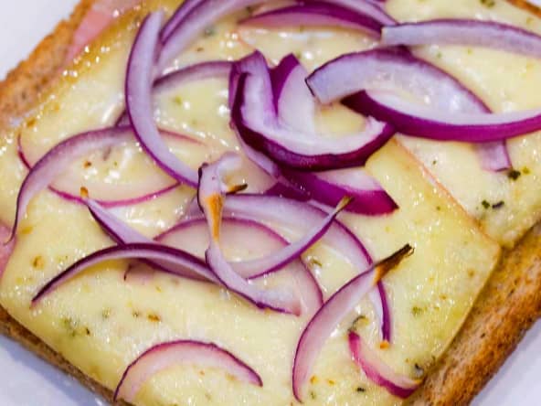 Croque-monsieur à la raclette et moutarde