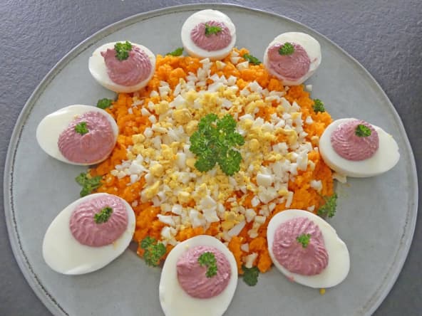 Œufs mimosa à la betterave et au fromage à tartiner