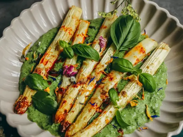 Asperges blanches rôties et leur sauce verte crémeuse