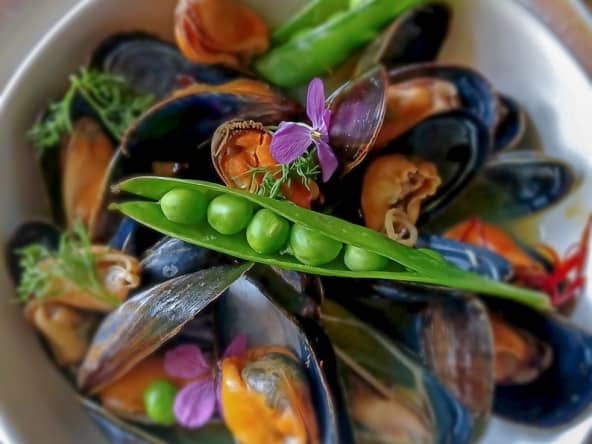 Moules marinière aux petits pois frais