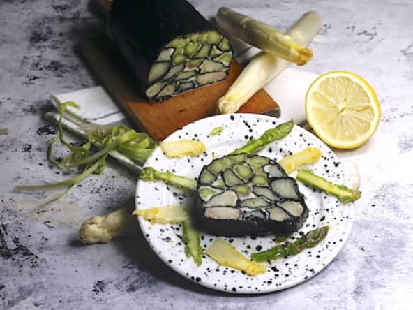 Des asperges vertes et blanches présentées sous forme de maki géant et carpaccio de têtes d'asperges aux agrumes