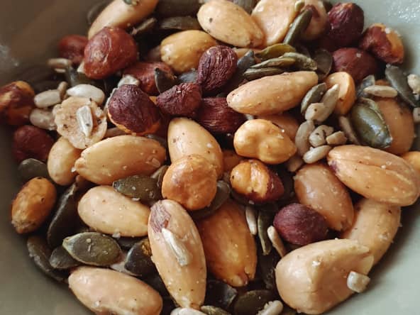 Mélange de graines salées au miel et au poivre pour l'apéritif