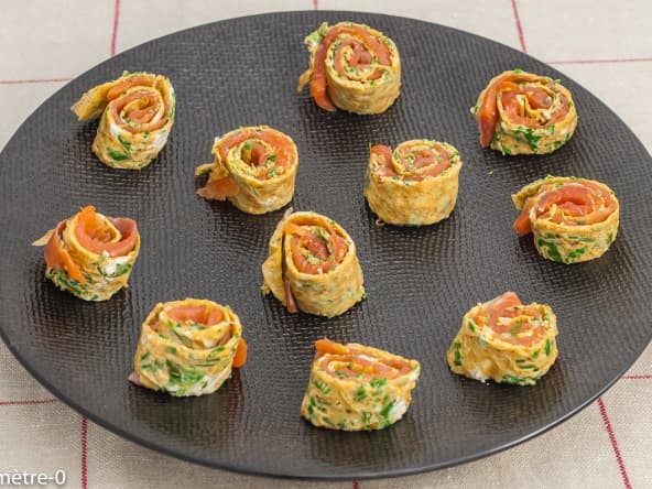 Roulés d'omelette au saumon ou à la truite fumée pour l'apéritif