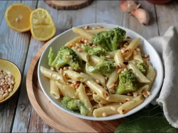 Pâtes penne au brocoli pignons de pin et crème de parmesan