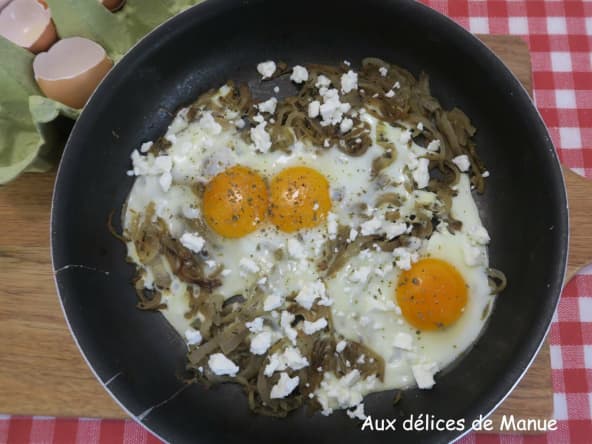 Œufs sur le plat aux oignons et fromage feta