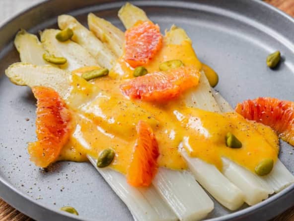 Asperges à la sauce hollandaise à l'orange sanguine