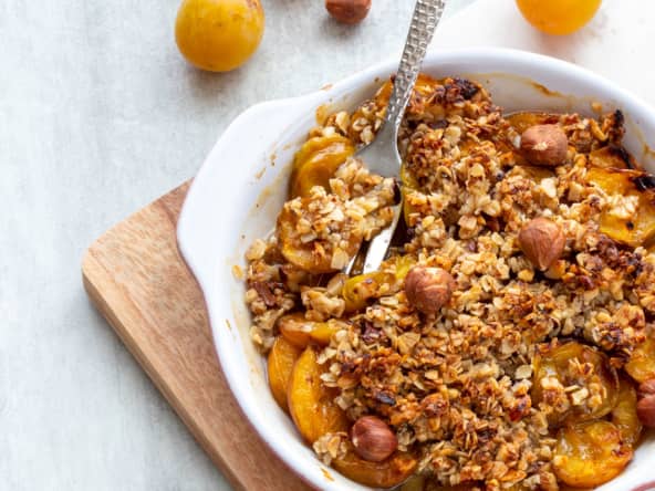 Crumble mirabelle aux flocons d'avoine et noisettes pour petit déj gourmand