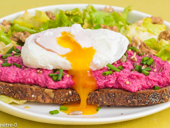 Tartine au houmous de betterave et oeuf poché