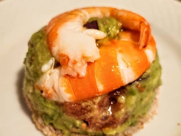 L'avocat crevettes au pamplemousse sous forme de charlotte salée pour une entrée originale