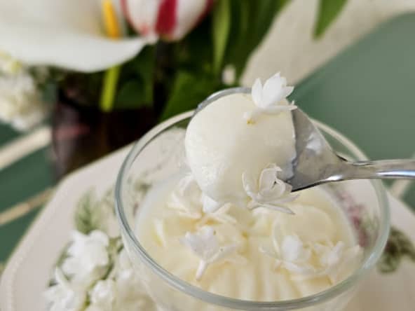 Panna cotta parfumée aux fleurs de lilas