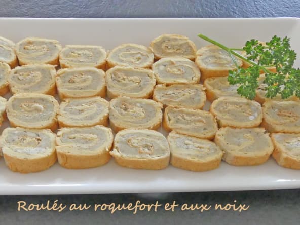 Roulés d'omelette au roquefort et aux noix pour l'apéritif