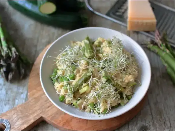 Risotto aux asperges, petits pois et courgettes : une recette pleine de légumes de printemps