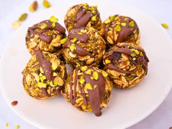 Boules d'énergie aux dattes et pistaches : une recette sans cuisson