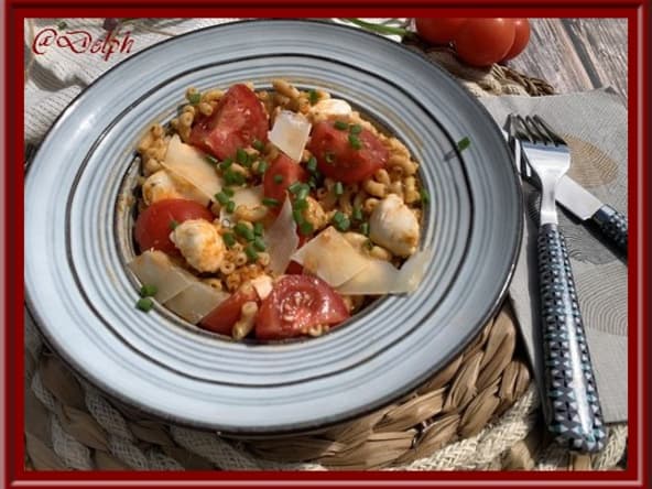 Salade de pâtes au pesto rouge mozzarella et copeaux de parmesan