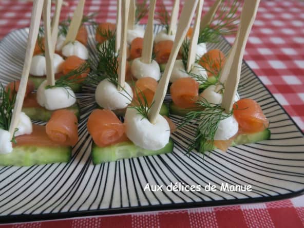 Pics apéritifs de concombre au saumon fumé et fromage mozzarella